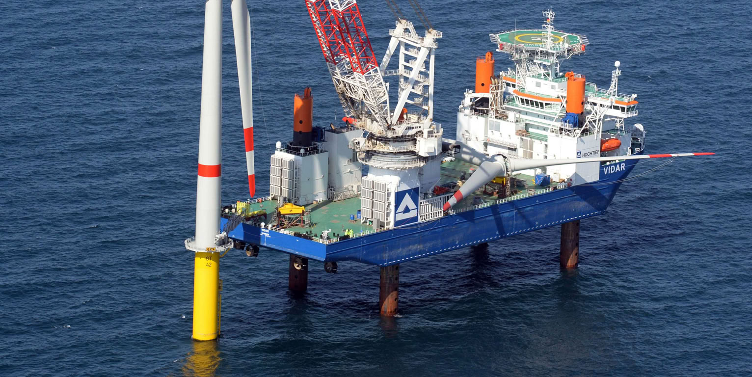 Hubschiff Vidar bei der Errichtung einer Offshore-Windenergieanlage