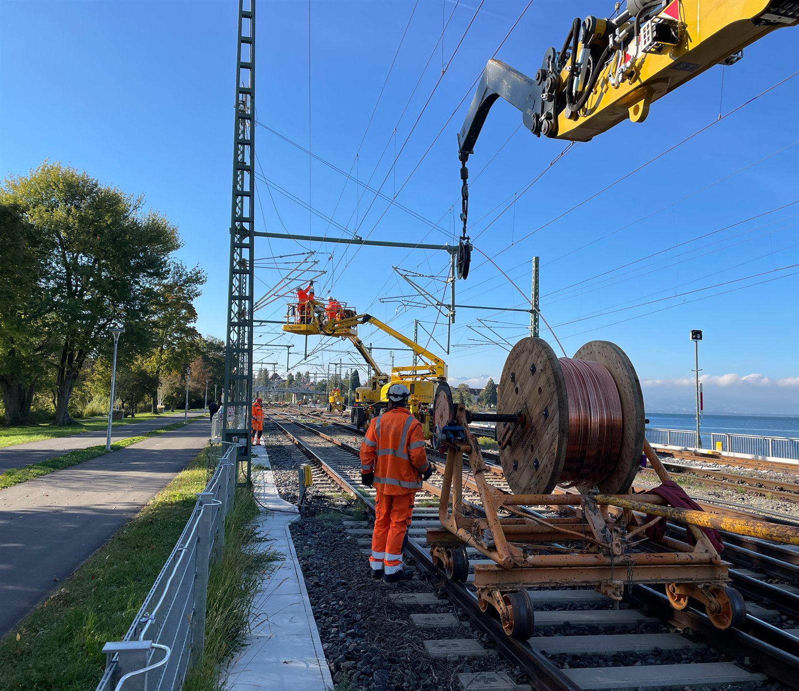 Arbeiten an einer Oberleitungsanlage im Gleisbereich